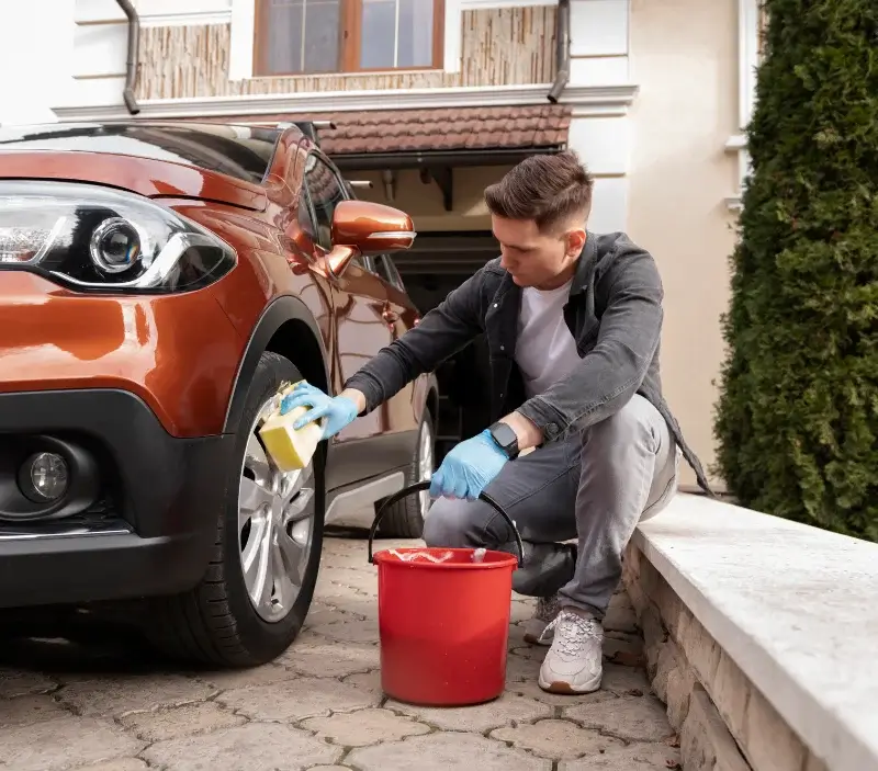 Lavage auto à domicile Saint-Jean-du-Bois : professionnel intervenant sur un véhicule
